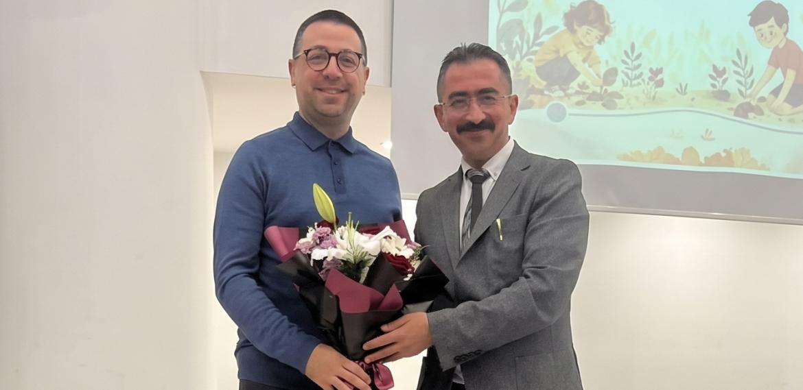 Tuna Şahsuvaroğlu ve Bitlis İl Milli Eğitim Müdürü çiçek takdimi